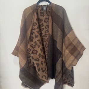 Plaid/Leopard Print poncho shawl. (Has entry for arms) OS. 

Newly dry cleaned!